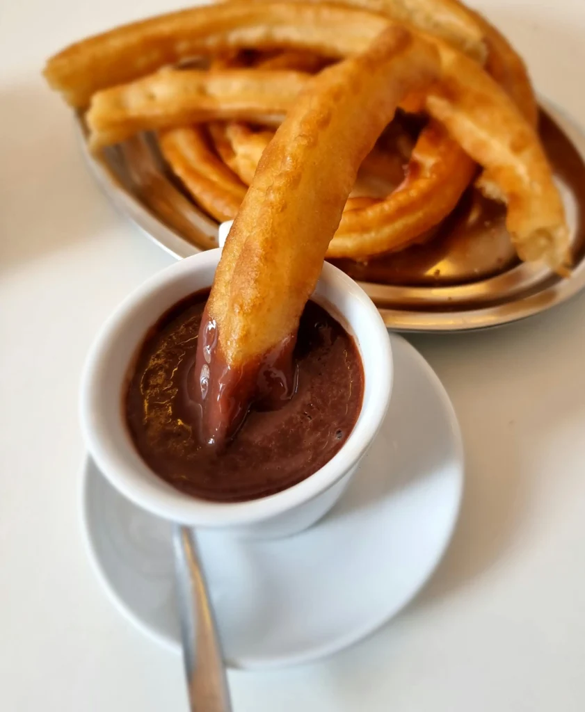 Churros y buñuelos con chocolate